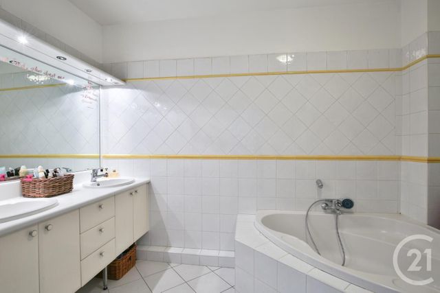 Afficher la photo en grand Appartement F3 à vendre - 3 pièces - 80.0 m2 - VILLEFRANCHE SUR MER - 06 - PROVENCE-ALPES-COTE-D-AZUR - Century 21 Lafage Transactions