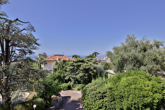Afficher la photo en grand Appartement T6 à vendre - 6 pièces - 291.92 m2 - NICE - 06 - PROVENCE-ALPES-COTE-D-AZUR - Century 21 Lafage Transactions