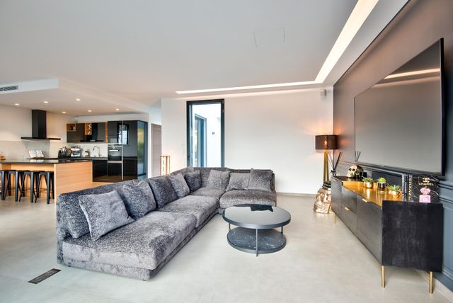 maison à vendre - 5 pièces - 183.0 m2 - TOURRETTE LEVENS - 06 - PROVENCE-ALPES-COTE-D-AZUR - Century 21 Lafage Transactions